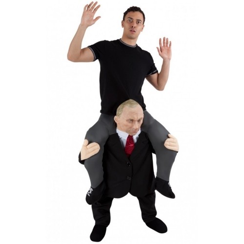 Путин несет человека